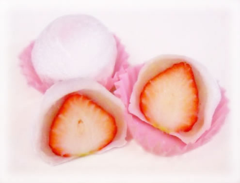 いちご大福　雪餅でくるんだ、いちごと白餡の生菓子
